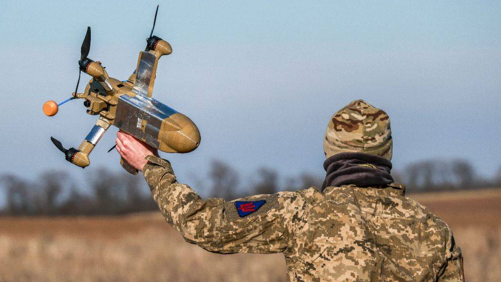 A Ukrainian soldier launches a low-cost drone. 
Photo: DVIDS